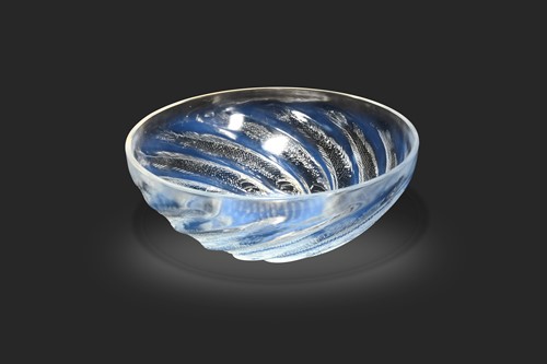 Lot 7 - Poissons, an R. Lalique opalescent glass bowl