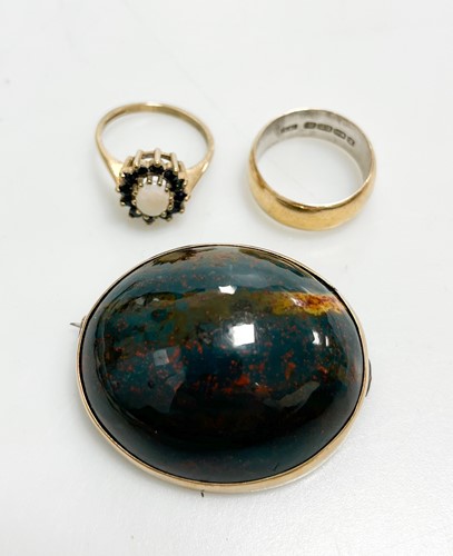 Lot 346 - A hardstone brooch tested as 9ct gold and a...