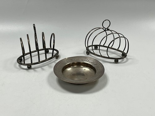 Lot 377 - A pair of silver toast racks, mark of George...