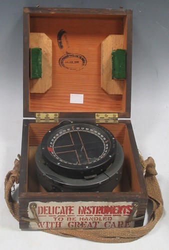 Lot 151 - A WWII boxed RAF aero compass, Type P8, with...