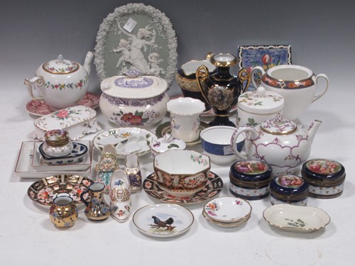 Lot 14 - A collection of decorative porcelain to...