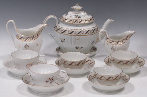 Lot 78 - A Chamberlain Worcester fluted teapot, cover...