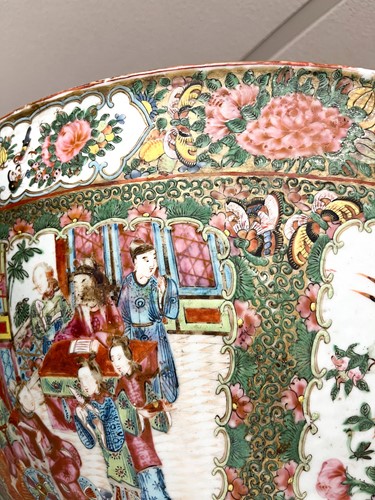Lot 50 - A Chinese export Cantonese porcelain large punch bowl, Qing Dynasty, 19th century