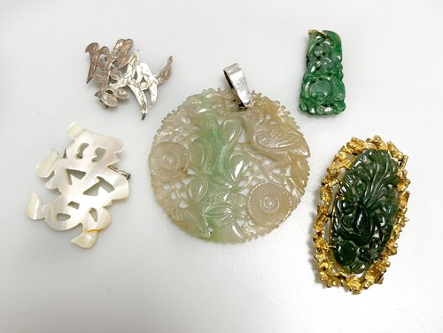 Lot 322 - A Chinese brooch tested as 9ct gold, weight 10....