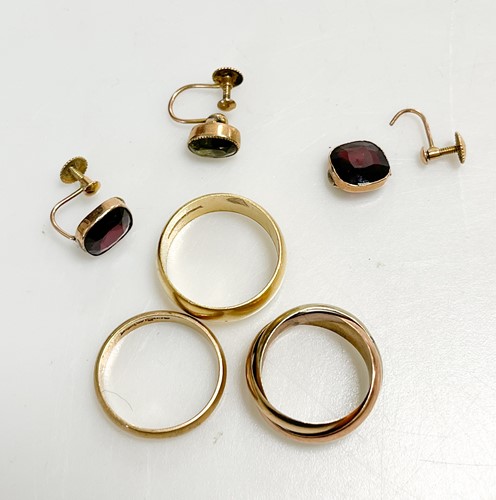 Lot 329 - A hallmarked 18ct gold wedding band, weight...