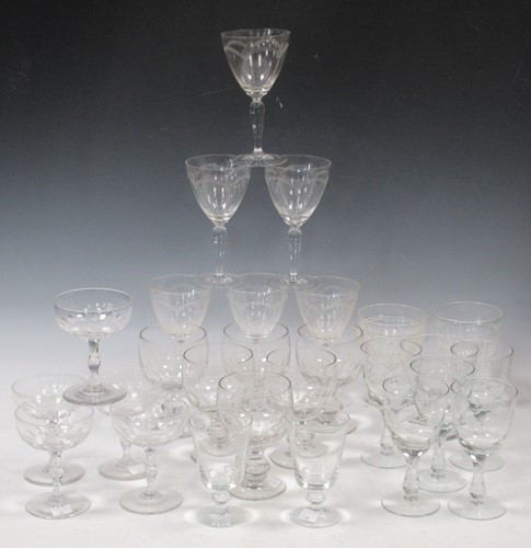 Lot 96 - A mix group of modern glassware to include...