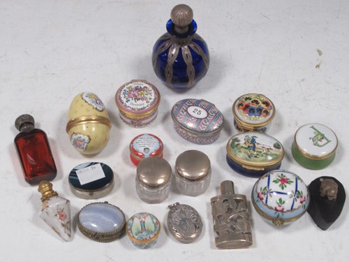 Lot 105 - A collection of decorative small enamelled...
