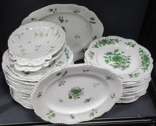 Lot 224 - An assembled Chamberlain's Worcester dinner...