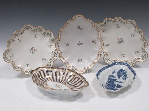 Lot 189 - A Caughley blue and white shaped oval dish,...