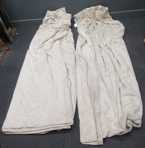 Lot 827 - A pair of blue and white toile de jour lined...