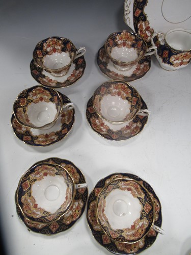 Lot 7 - An extensive Royal Albert service