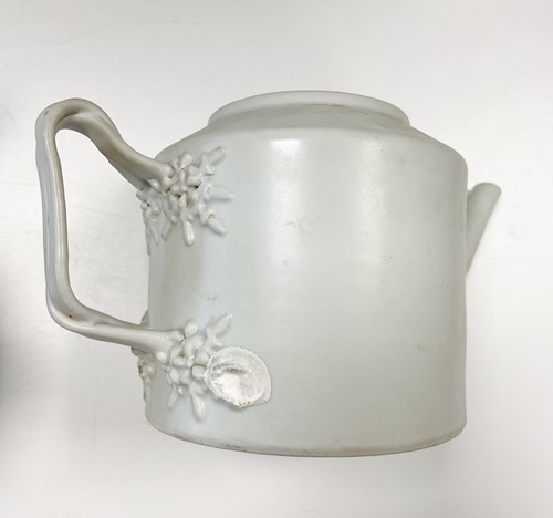 Lot 41 - Two Chinese porcelain Diana Cargo teapots and covers, circa 1816