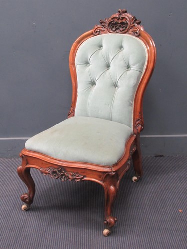 Lot 595 - A Victorian walnut spoon back chair