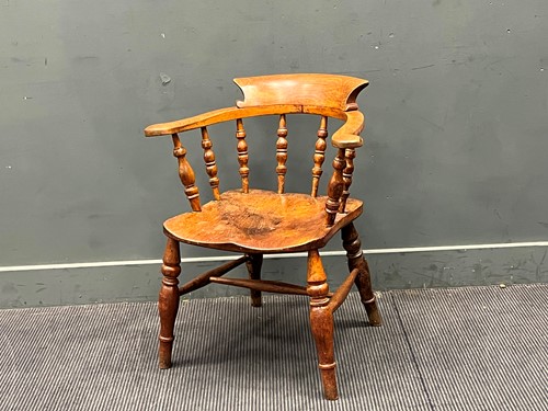 Lot 624 - An elm smoker's bow chair