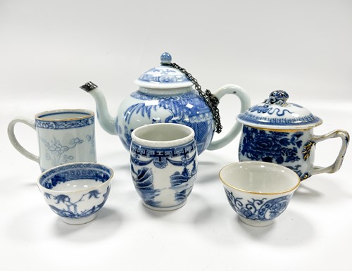 Lot 29 - A Chinese blue and white porcelain teapot and cover, Qing Dynasty, Qianlong Emperor, circa 1750