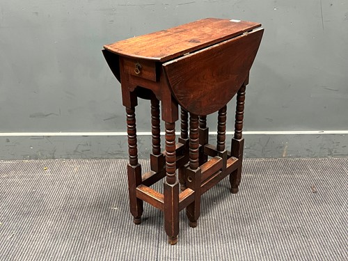 Lot 685 - A small late 19th century Sutherland drop leaf...