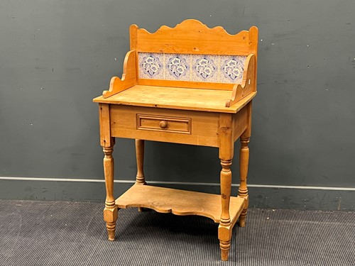 Lot 563 - A pine tiled back washstand with blue and...