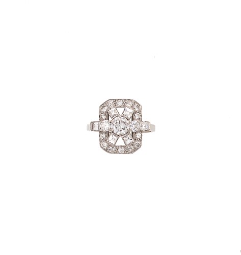 Lot 280 - An Art Deco diamond panel ring
