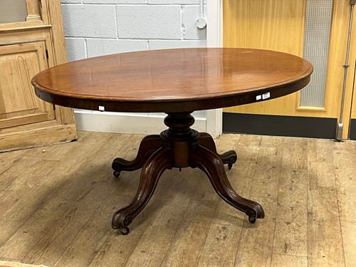 Lot 672 - A Victorian mahogany oval loo table, on 4...