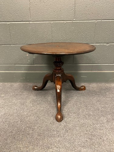 Lot 768 - A George III mahogany dumbwaiter base, 47 x 59cm