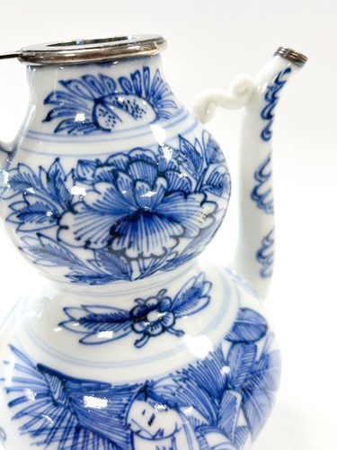Lot 9 - A Chinese porcelain wine ewer, Kangxi