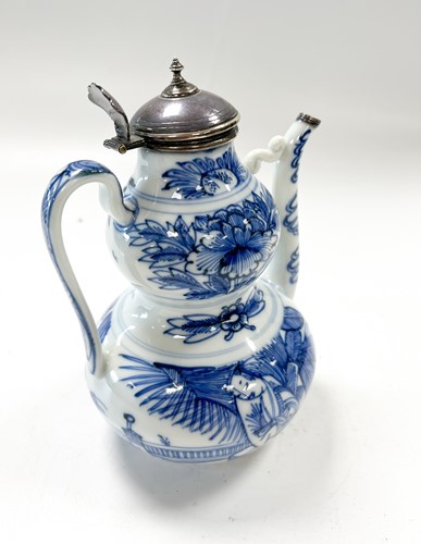 Lot 9 - A Chinese porcelain wine ewer, Kangxi