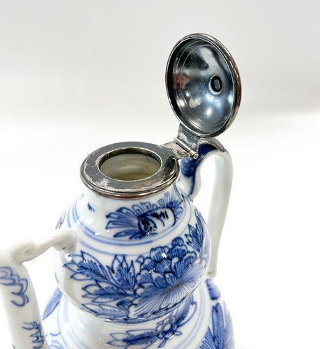 Lot 9 - A Chinese porcelain wine ewer, Kangxi