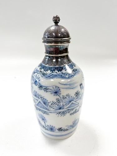 Lot 8 - A Chinese blue and white porcelain vase, Kangxi