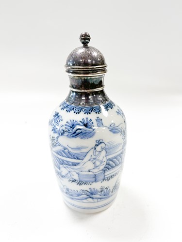 Lot 8 - A Chinese blue and white porcelain vase, Kangxi