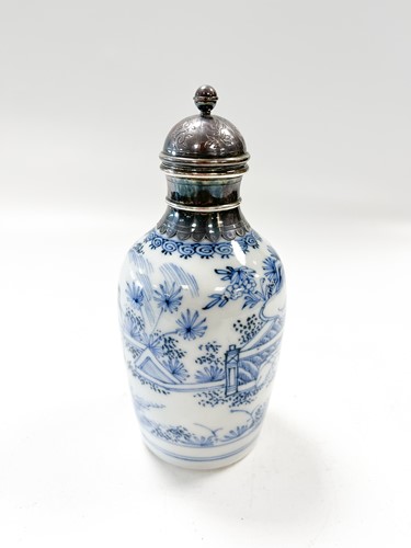 Lot 8 - A Chinese blue and white porcelain vase, Kangxi