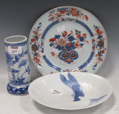 Lot 307 - A Chinese Imari porcelain dinner plate circa...
