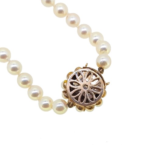 Lot 2 - A cultured pearl necklace