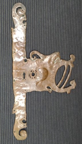 Lot 34 - Metal items to include an elaborate beaten...