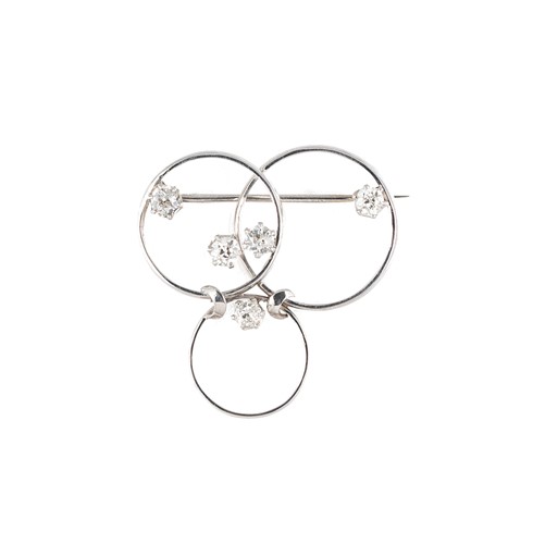 Lot 178 - A fancy circular brooch
