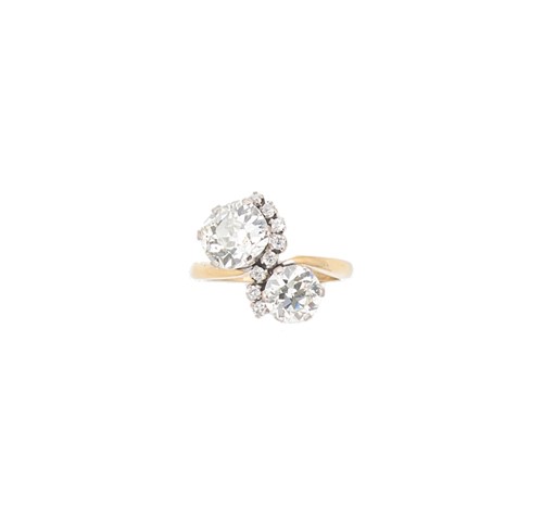 Lot 179 - A diamond set crossover style ring