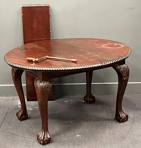 Lot 438 - A Edwardian mahogany oval extending dining...