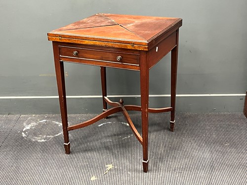 Lot 439 - An Edwardian mahogany envelope card table with...