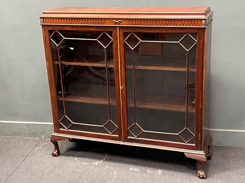 Lot 499 - An Edwardian mahogany two door glazed cabinet...