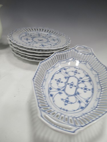 Lot 18 - Various items of china to include a Foley...