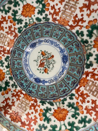 Lot 29 - A Chinese porcelain shou bowl, Qing Dynasty, 19th century