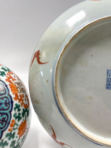 Lot 29 - A Chinese porcelain shou bowl, Qing Dynasty, 19th century