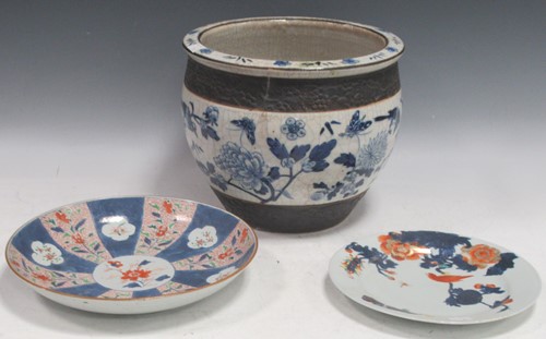 Lot 114 - A Chinese Imari porcelain dish, Qing Dynasty,...