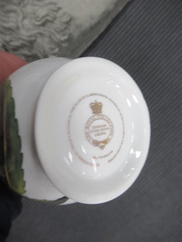 Lot 20 - Royal Collection Trust bone china Chelsea...