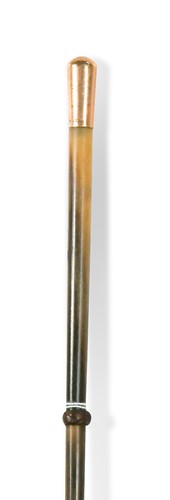 Lot 59 - A 9ct gold mounted rhino horn riding crop, circa 1915