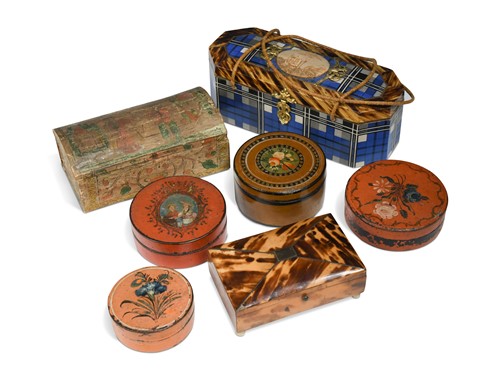 Lot 295 - A small collection of snuff and other boxes