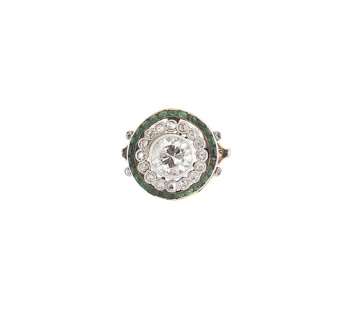 Lot 172 - An early 20th century diamond and emerald target style ring
