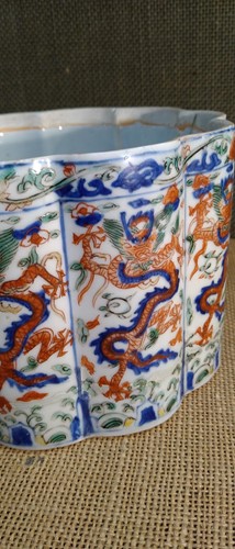 Lot 3 - An Imperial Chinese polychrome porcelain lobed circular box and cover, Ming Dynasty, Wanli Period (1573 - 1620)