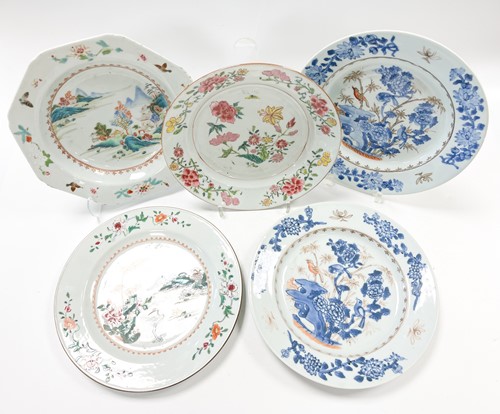 Lot 19 - A pair of Chinese blue and white export dinner plates, circa 1750