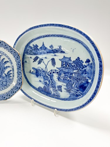 Lot 16 - A Chinese blue and white export porcelain oval basin, Chen Lung, circa 1770