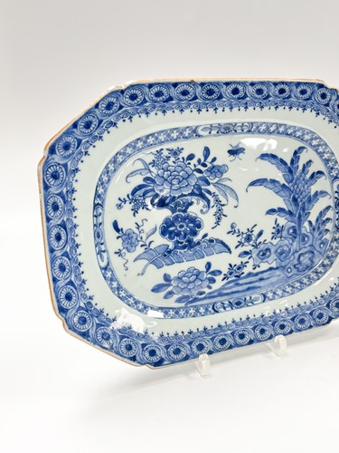 Lot 16 - A Chinese blue and white export porcelain oval basin, Chen Lung, circa 1770